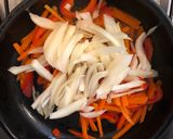Foto del paso 1 de la receta: Wok de pollo y verduras 🍗🍅#SOSCARLI
