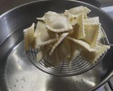 Foto del paso 2 de la receta: Ravioles con salsa y salchichas de Viena