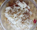 A picture of step 2 of Spicy cheesy egg noodles.