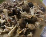 รูปขั้นตอนการทำที่ 4 ของ แกงเห็ดเผาะหน่อไม้ดองไก่บ้าน
