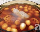 Hình bước làm 2 của món Chè Trứng Cút Hầm Củ Sen