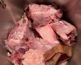 Foto del paso 2 de la receta: Caldo de carne. Olla exprés