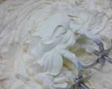 Foto del paso 1 de la receta: Postre borrachito de vainillas con dulce de leche, crema y frutillas 🍓