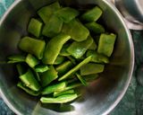 सेम आलू की सूखी सब्जी(same aloo ki sabzi recipe in hindi) रेसिपी चरण 1 फोटो