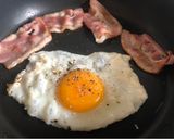 Hình bước làm 1 của món 🥪 Sandwich Sáng Nhanh Ngon Với Phô Mai Tươi Kiri, Trứng, & Bacon 🥓