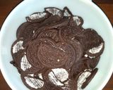 A picture of step 1 of Easy Oreo cheesecake.