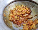 A picture of step 2 of Aloo Maggi.