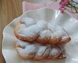 Foto langkah ke 4 dari resep Donat Kepang.