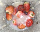 Foto langkah ke 3 dari resep Strawberry Yogurt Smoothies.