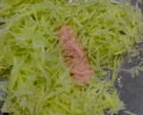 A picture of step 1 of Kacha papaiya nu chhin / raw paw paw stir-fry.