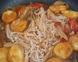 A picture of step 4 of Stir-Fried Enoki Mushrooms and Tofu with Oyster Sauce.