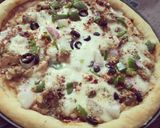 A picture of step 7 of Malai boti pizza with white sauce.