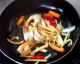 รูปขั้นตอนการทำที่ 4 ของ กุ้งผัดขิง ราดหน้าข้าว