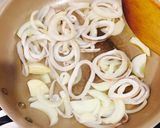 Hình bước làm 3 của món Pasta xào mực sốt cà chua