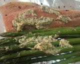Foto del paso 3 de la receta: Salmón al ajo con limón y parmesano y espárragos