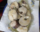 Foto del paso 3 de la receta: Pescada con almejas y gulas