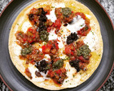 Foto del paso 4 de la receta: Tortilla abierta de pisto y provolone