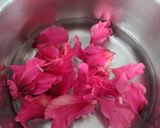 A picture of step 3 of Hibiscus Tea.