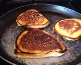 A picture of step 3 of Banana pancakes 😋😋.
