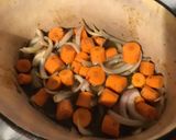 Une image de l'étape 7 de Rôti de porc en cocotte aux carottes,oignons et champignons (cuisson au four).