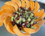 Une image de l'étape 11 de Salade de melon au concombre, tomate noire, oignon rouge et feta.