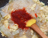Foto langkah ke 7 dari resep Bihun Telur Pedas.