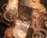 Foto del paso 3 de la receta: Salmón con cebolla y Ensalada Rusa