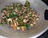 Foto langkah ke 5 dari resep Tumis Udang Cabe Hijau.