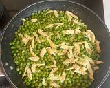 Foto del paso 4 de la receta: Guisantes con pollo y huevo poché