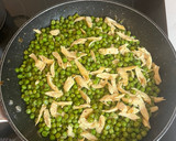 Foto del paso 4 de la receta: Guisantes con pollo y huevo poché