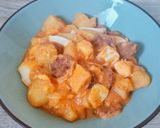 Paprikás krumpli kolbásszal tojással recept fázis 3 fotója