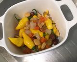 Une image de l'étape 5 de Piments jaunes au vinaigre, ail, pickles, olives et citron.