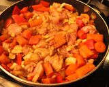 Foto del paso 4 de la receta: Patada deshueseada de pollos, en bandada, a hortalizas y demases