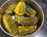 "चटपटीत भरल कारल" रेसिपी स्टेप 3 फोटो 