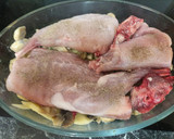 Foto del paso 2 de la receta: Conejo con patatas y champiñones al vermut