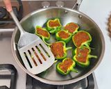 भरलेली ढोबळी मिरची/ भरलेली शिमला मिरची/ stuffed Shimla mirchi/ stuffed capsicum - मराठी रेसिपी रेसिपी स्टेप 9 फोटो