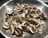 Foto del paso 1 de la receta: Portobellos con cebolla y ajo al champán