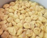 Pas rețetă Tortellini cu brânză și roșii cherry, în sos alb 1 fotografie