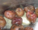 Foto del paso 2 de la receta: Ensalada de papines salmón y rúcula