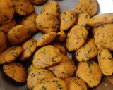 A picture of step 3 of Gehu methi puri.