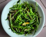 Gambar langkah 3 resipi Simple Pea Sprout Stir Fry.