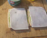 Foto del paso 2 de la receta: Sándwich con pavo, guacamole, tortilla y queso