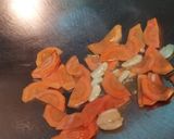 蒜香小黃瓜炒竹輪的食譜步驟1照片
