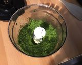 Une image de l'étape 7 de Pesto de fanes de radis à l ail fumé et trois fromages (recette anti gaspi).
