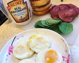 Foto langkah ke 1 dari resep Burger Telur Ceplok Bekal Anak.
