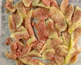 Foto del paso 1 de la receta: Ensalada de calabacín y brevas con jamón
