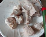 A picture of step 1 of Chicken macaroni cheese with red and white sauce.