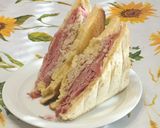 Foto del passaggio 3 della ricetta Toast con Pastrami, Tonno, Formaggio Gouda e Carciofini