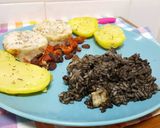 Foto del paso 2 de la receta Arroz negro con medallones de merluza y patata