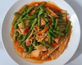 รูปขั้นตอนการทำที่ 3 ของ "หมูผัดพริกแกงถั่วฝักยาว"